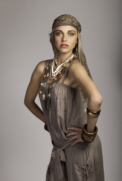 Bella donna bionda bohemien in abbigliamento safari
 - Foto, immagini