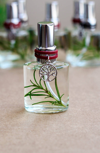Aromatický domácí sprej osvěžovač vzduchu v průhledné mini skleněné láhvi s rozmarýnem - Fotografie, Obrázek