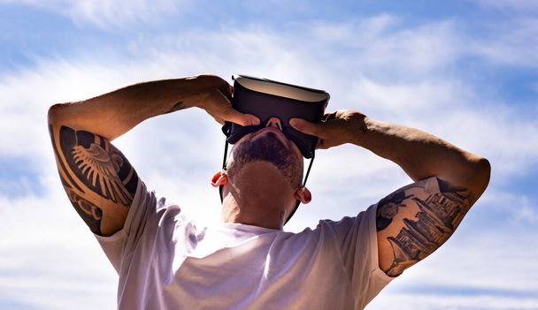 людина в окулярах віртуальної реальності фон неба
 - Фото, зображення