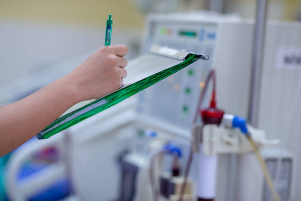 Specjalista sprawdza sprzęt do ciągłej terapii nerkowej i pompy wtryskowej i hemodializy. - Zdjęcie, obraz