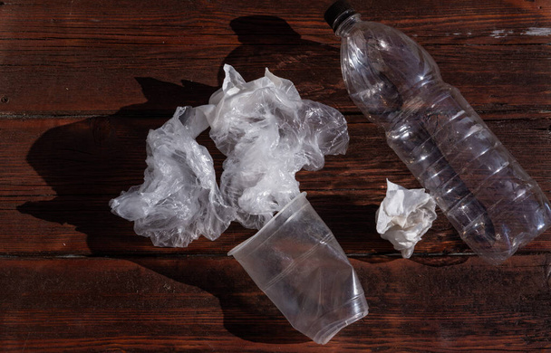 Műanyag üveg és üveg. Celenfa csomag egy sötét fa háttér. - Fotó, kép