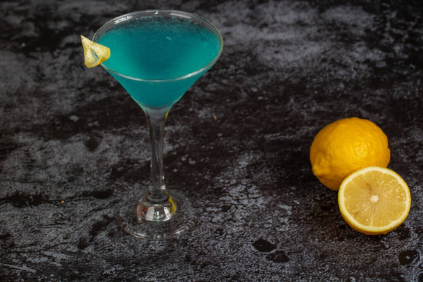 Blue Lagoon cocktail αλκοόλ σε μπετόν - Φωτογραφία, εικόνα