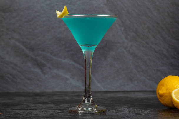Cocktail alcool Blue Lagoon sur fond béton
 - Photo, image