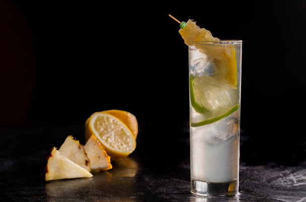 virkistävä cocktail appelsiinilla, ananaksella ja sitruunalla - Valokuva, kuva
