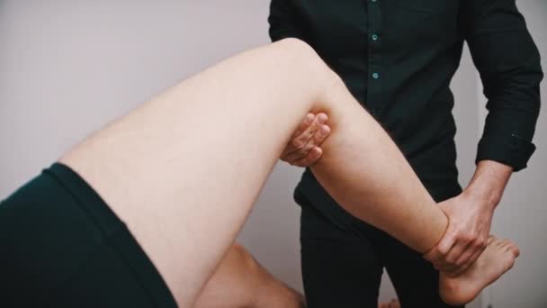 Un giovanotto che si fa esaminare il ginocchio. Fisioterapia flessibilità del ginocchio
 - Filmati, video