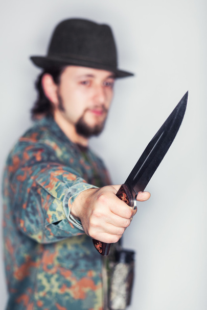 Cuchillo en la mano de un cazador
 - Foto, Imagen