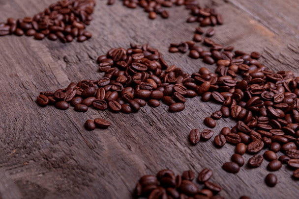 Foto dramática do mapa do mundo feito de grãos de café assados árabe na velha mesa de madeira vintage
. - Foto, Imagem