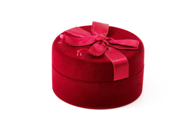 červená sametová krabička kulatá s lukem - Fotografie, Obrázek