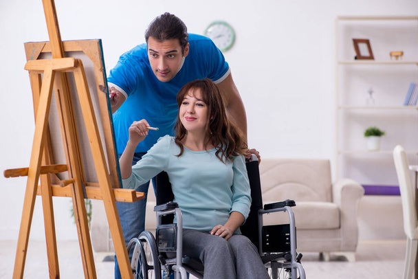 Esposa discapacitada y esposo joven en casa - Foto, imagen