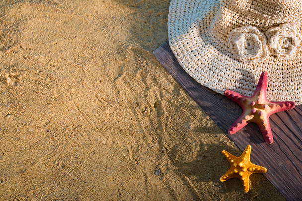 A decorative hat was laid on the sea beach and lies on a wet squeak. - Foto, afbeelding