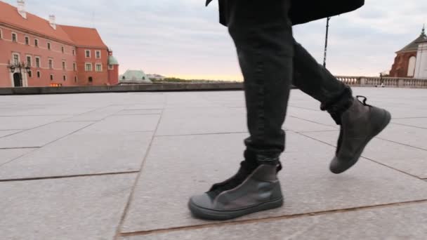 Homme portant un jean noir et des chaussures en cuir marchant dans la rue dans la vieille ville - Séquence, vidéo