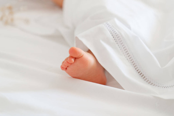little children leg under blanket. smooth soft skin. - Фото, изображение