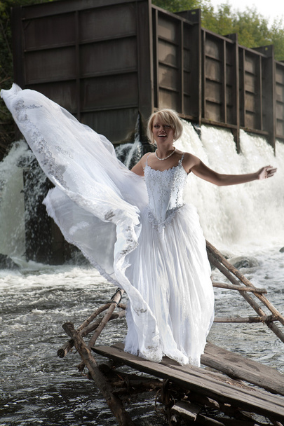 fiatal menyasszony a folyó - Fotó, kép