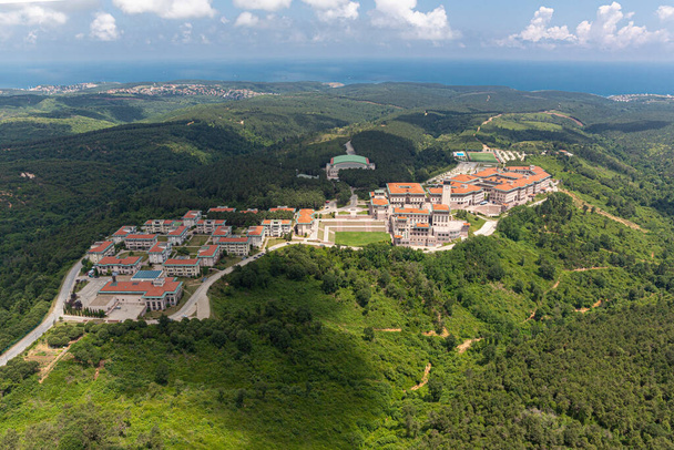 Άποψη του Πανεπιστημίου Koc, από ελικόπτερο. Πανεπιστήμιο Koc, Rumeli feneri Campus Sariyer στην Κωνσταντινούπολη, Τουρκία. - Φωτογραφία, εικόνα