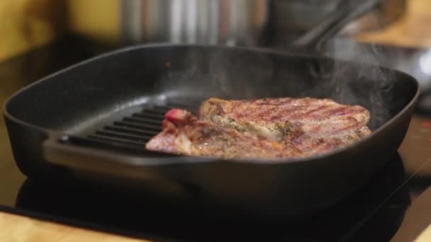 ホームディナーのための料理ステーキ - 映像、動画