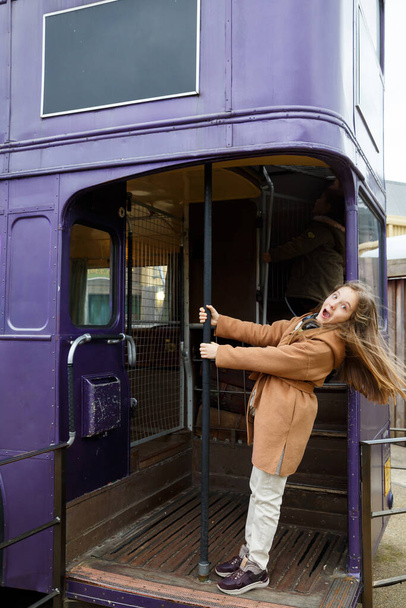 Onnellinen tyttö o portaat bussin - Valokuva, kuva