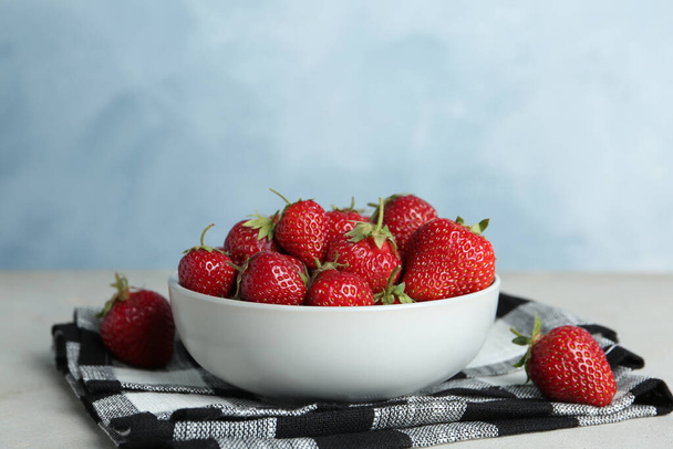 Delicious ripe strawberries in bowl on table - Zdjęcie, obraz