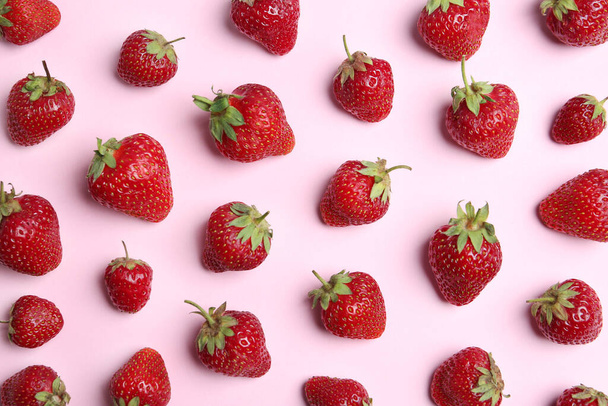 Tasty ripe strawberries on pink background, flat lay - Foto, afbeelding