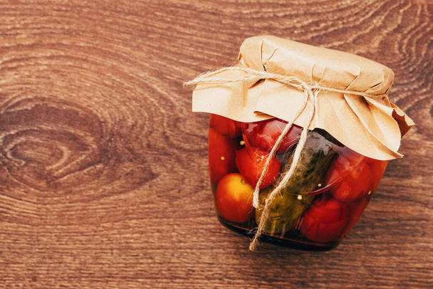 tomates fermentados em jarra em um contexto de madeira. vista superior
. - Foto, Imagem