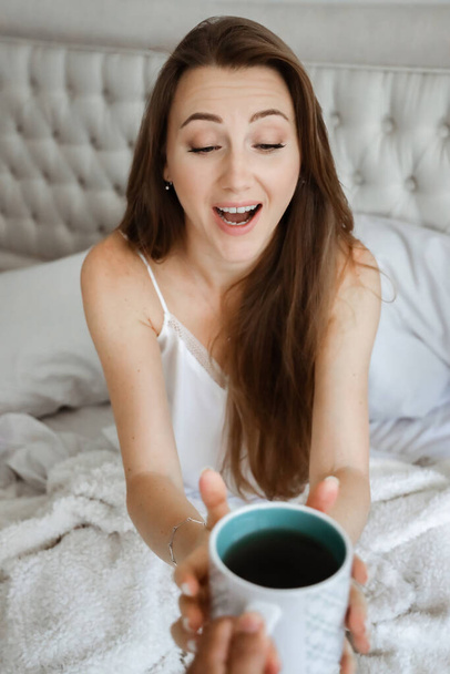 Female in bed drinking coffee. Happy girl. Morning concept. breakfirst in bed - Fotoğraf, Görsel