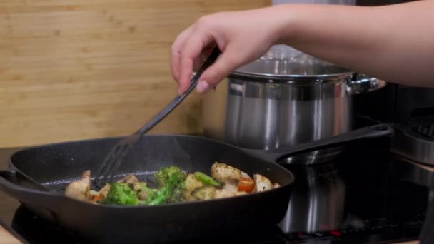 Προετοιμασία λαχανικών και μανιταριών σε γκριλ - Πλάνα, βίντεο