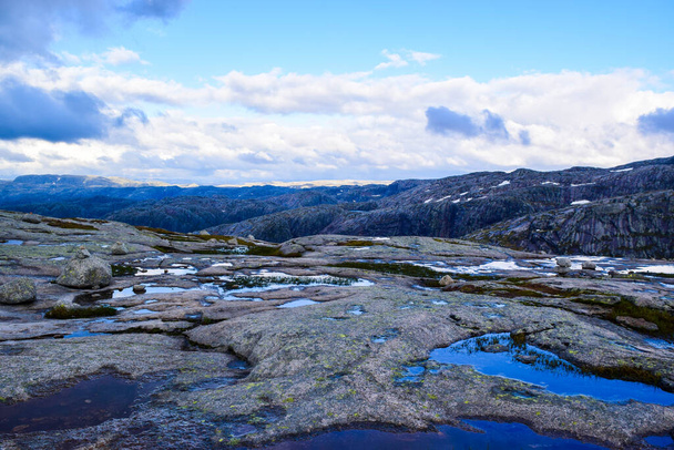 Prachtige landschappen van de Noorse bergen op weg naar Kjeragbolten - de gevaarlijkste steen ter wereld, die vastzit tussen de rotsen op een hoogte van 984 meter boven de Lysefjorden. - Foto, afbeelding