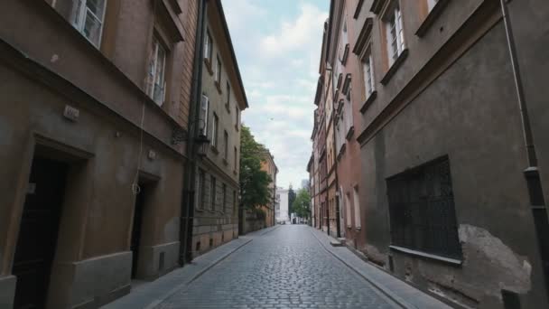 Calle vacía en la vieja ciudad europea. Pájaro volando en el cielo. Movimiento lento
 - Metraje, vídeo