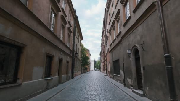 Lege straat in de oude Europese stad. Langzame beweging - Video