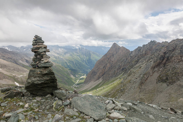 Le pilier de pierre sur une route d'escalade vers Grossglockner sommet rocheux dans les Alpes autrichiennes, Kals am Grossglockner, Autriche
 - Photo, image