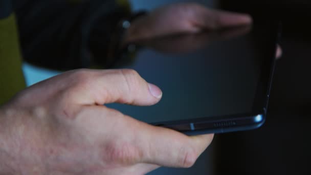 Man try unlock tablet with finger print on screen - Filmagem, Vídeo