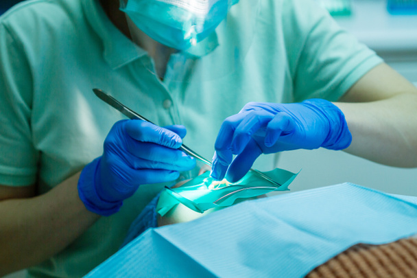 хирург в операционной с хирургическими инструментами и инструментами - Фото, изображение
