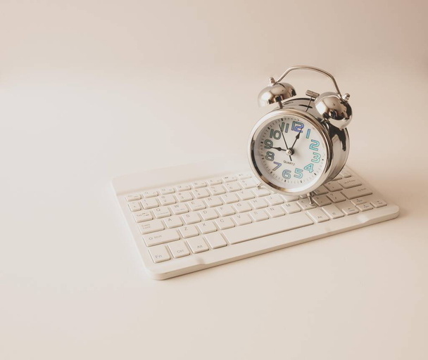 horloge analogique sur clavier d'ordinateur Bluetooth sur fond blanc
 - Photo, image