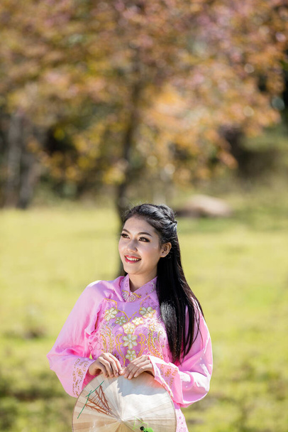 Asiatico donna vestito tradizionale del Vietnam
. - Foto, immagini