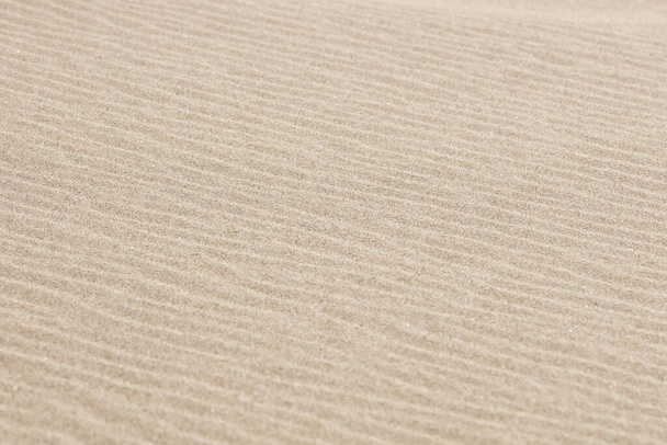 Hintergrund und Struktur des Sandmusters an einem Strand im Sommer - Foto, Bild