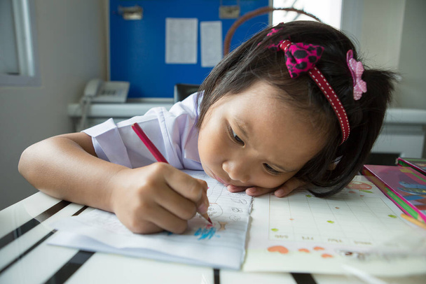 Asijský student dělat domácí úkol. - Fotografie, Obrázek