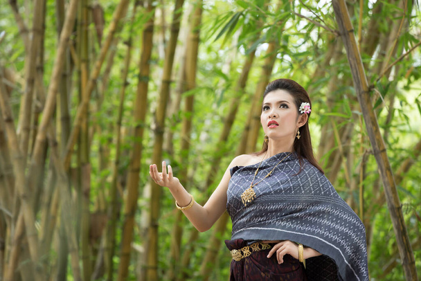Asiatische Frau in typischer (traditioneller) roter thailändischer Kleidung, original thailändische Vintage-Kleidung, Identitätskultur des Südostasiens Thailand. - Foto, Bild