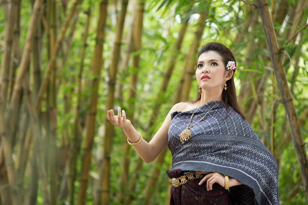 Tipik (geleneksel) kırmızı Tayland elbisesi giyen Asyalı kadın, Tayland 'ın klasik giyimi, Southease' s Tayland kimlik kültürü. - Fotoğraf, Görsel