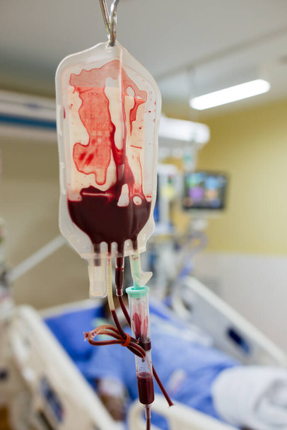 Blutbeutel mit Blut läuft fast zum Patienten hinaus. - Foto, Bild