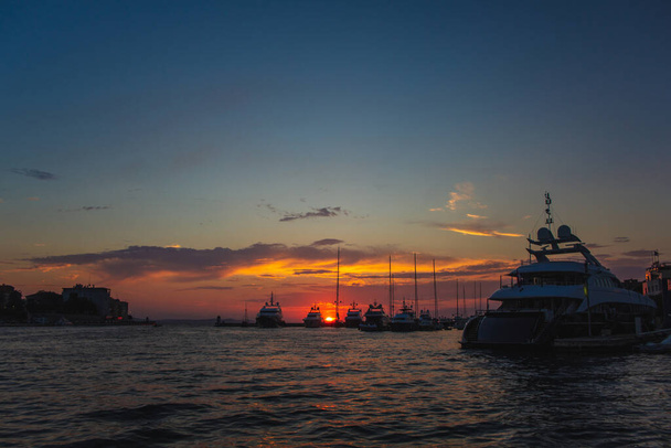 Barcos durante o pôr do sol colorido no porto de Zadar, Croácia
 - Foto, Imagem
