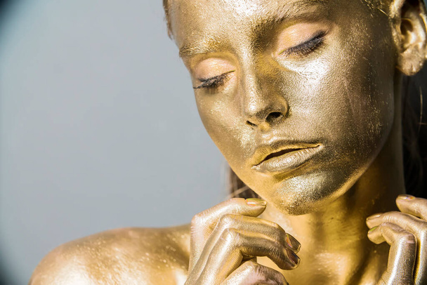beautiful model girl's, gold metallic skin make-up - Foto, Imagem