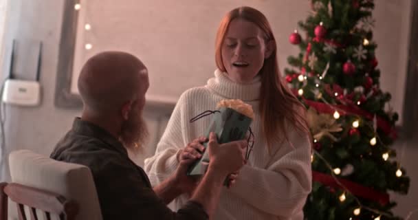 Mature hipster couple exchanging Christmas presents on Christmas day - Filmmaterial, Video