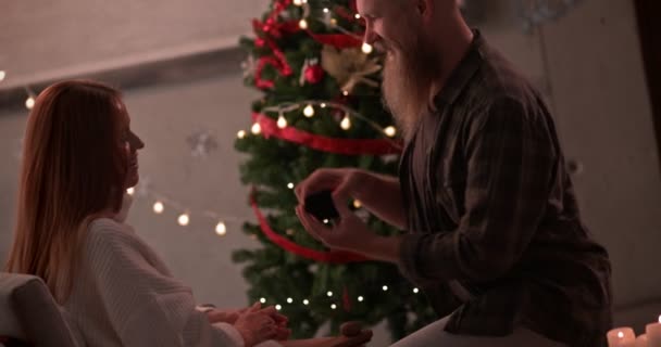 Dojrzałe hipster człowiek oświadcza się dla dziewczyny w Boże Narodzenie - Materiał filmowy, wideo