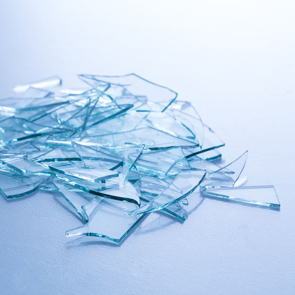 Glasscherben zertrümmertes Glas zerrissen Versicherung Unfallschaden Diebstahl Einbrecher - Foto, Bild