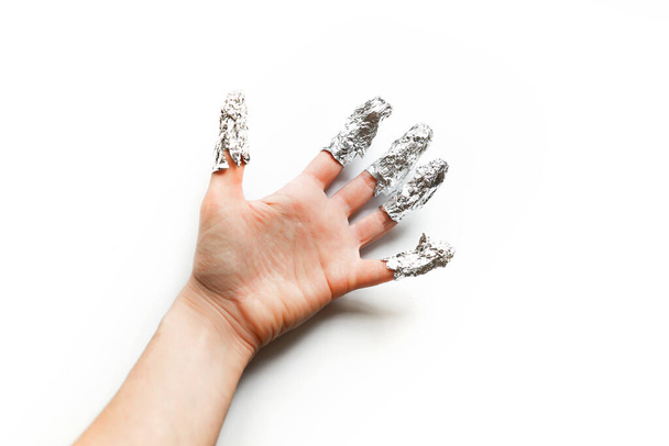 Gel vernis à ongles enlever avec du papier aluminium
 - Photo, image