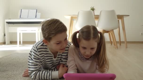 Video of teen brother and sister learning with tablet at home during coronavirus quarantine - Séquence, vidéo