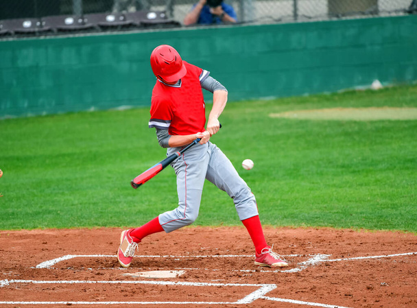 Joueur de baseball en action pendant un match de baseball
 - Photo, image