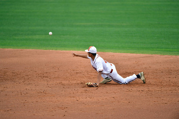 Jugador de béisbol en acción durante un partido de béisbol
 - Foto, imagen