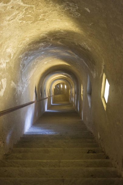 σκάλες για ένα καταφύγιο βομβών σε ένα ιταλικό φρούριο του ww1 - Φωτογραφία, εικόνα