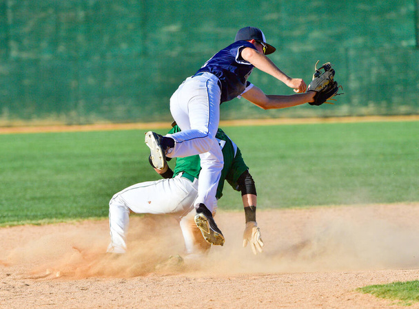 Jugador de béisbol en acción durante un partido de béisbol
 - Foto, Imagen