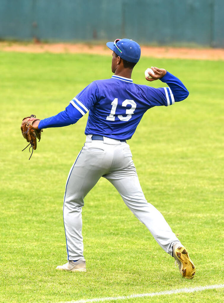 Honkbalspeler in actie tijdens een honkbalwedstrijd - Foto, afbeelding